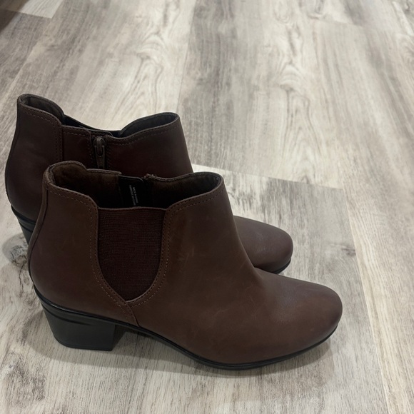Clarks Brown Ankle Boots size 9.5 like new - Picture 1 of 8